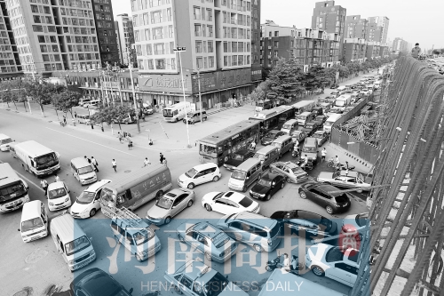 路口四個方向直行、左轉(zhuǎn)交織，車輛相互抵頭，無法正常通行