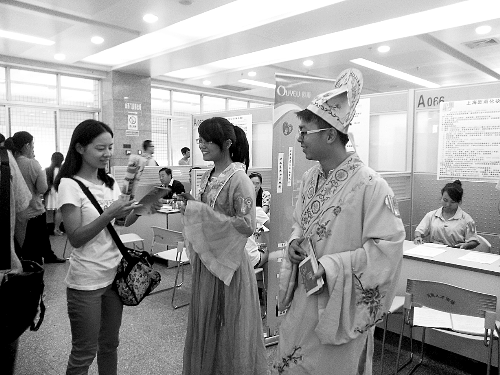 招聘會上，企業(yè)玩起行為藝術(shù)。