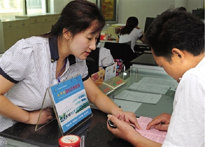 一位男士在金水區(qū)房管局辦事窗口詢問公租房申請手續(xù)如何辦理。