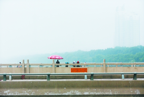 洛陽橋上看遠處的建筑時隱時現(xiàn) 洛陽橋上看遠處的建筑時隱時現(xiàn)