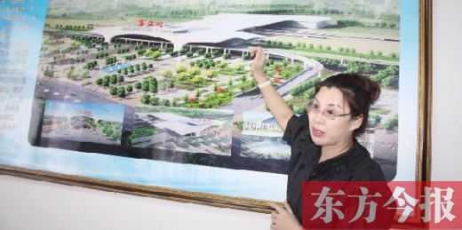 梁園區(qū)高鐵建設(shè)指揮部常務(wù)副指揮長、梁園區(qū)委副書記杜麗亞向記者介紹高鐵站效果圖