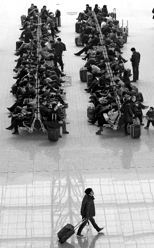 鄭州東站候車室，一些乘客在候車。