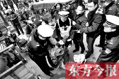 面對要暫扣的非機動車，看車人急了