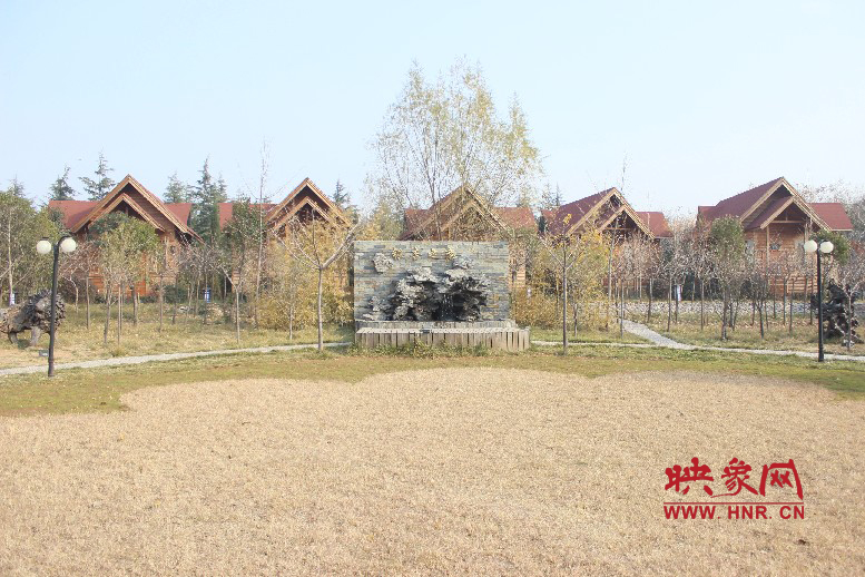 后面就是小別墅，前面是個(gè)廣場(chǎng)