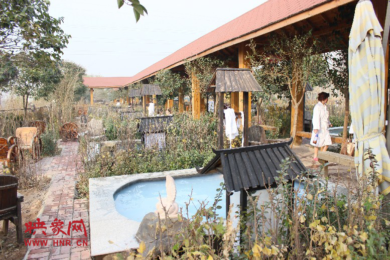 各種小溫泉池，溫度有高有低，每個(gè)池用料不同有各種功效