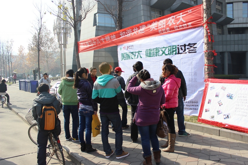 志愿者在現(xiàn)場(chǎng)布置場(chǎng)地 志愿者在現(xiàn)場(chǎng)布置場(chǎng)地