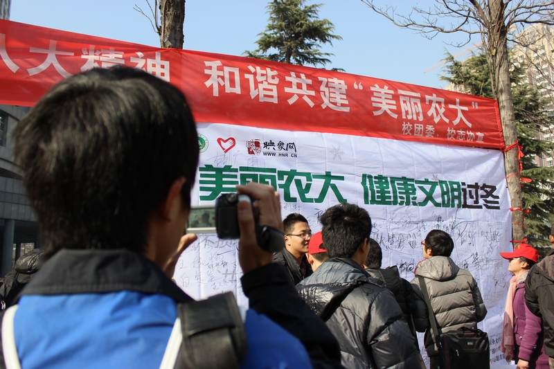 活動(dòng)現(xiàn)場(chǎng)人潮涌動(dòng) 活動(dòng)現(xiàn)場(chǎng)人潮涌動(dòng)