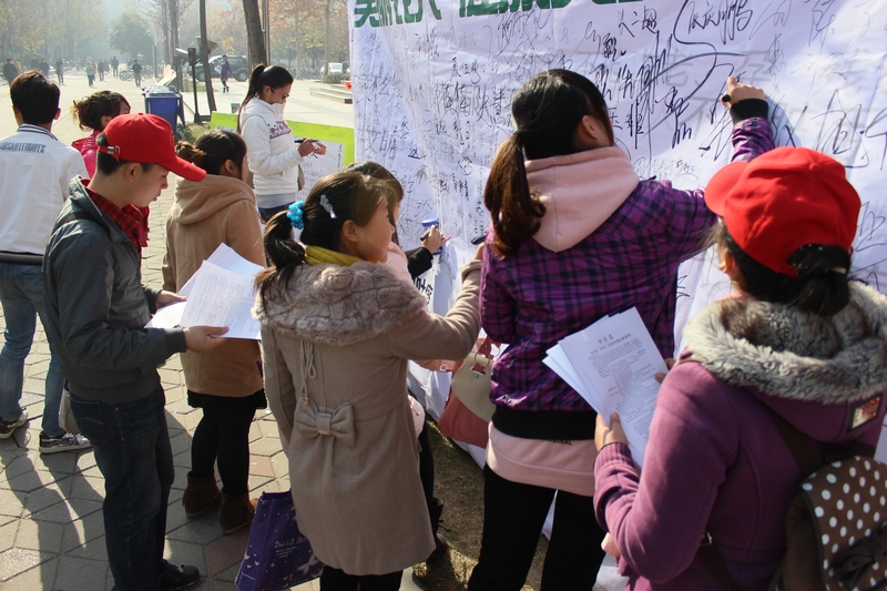 志愿者在認(rèn)真的介紹活動(dòng) 志愿者在認(rèn)真的介紹活動(dòng)