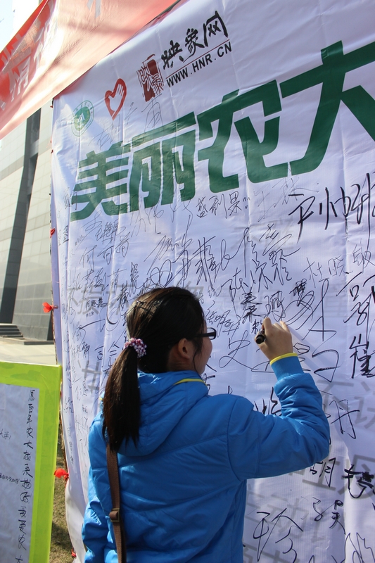 路過(guò)學(xué)生認(rèn)真簽名中 路過(guò)學(xué)生認(rèn)真簽名中