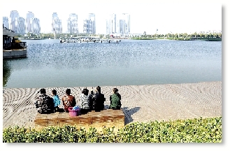 昨天中午，如意湖畔，在這樣的天氣曬太陽是一種享受。 記者 馬健 圖