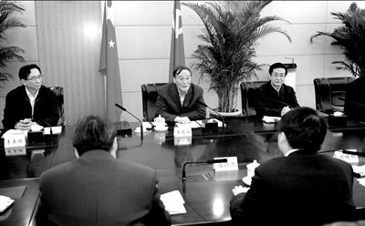 11月30日，中共中央政治局常委、中央紀(jì)委書記王岐山在北京主持召開座談會(huì)，聽取專家學(xué)者對(duì)黨風(fēng)廉政建設(shè)和反腐敗工作的意見和建議。新華社發(fā)