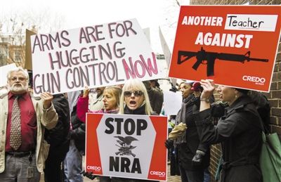 12月17日，華盛頓，示威者來到美國“全國槍支協(xié)會”在國會的說客辦公室表達控制槍支的訴求。