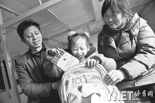 這是范勇一家在北京過得第二個(gè)春節(jié)，小女兒給記者展示習(xí)總書記送的書。