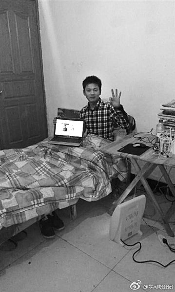 張洪銘在微博上發(fā)了張照片。照片顯示，他居住的屋子主要有一床一桌，寒冬里以電暖器取暖。