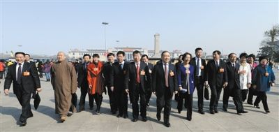 昨日，中國人民政治協(xié)商會議第十二屆全國委員會第一次會議在北京人民大會堂開幕。這是全國政協(xié)委員走向人民大會堂。新華社記者 陳樹根 攝