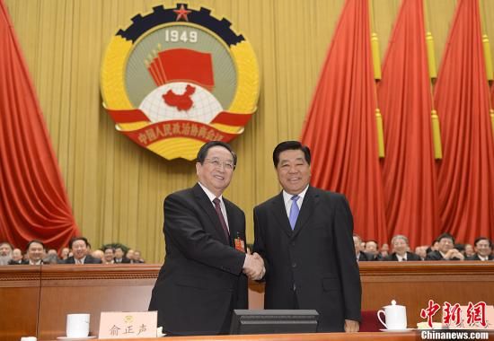 3月11日下午，全國政協(xié)十二屆一次會議在北京人民大會堂舉行第四次全體會議，俞正聲當(dāng)選政協(xié)第十二屆全國委員會主席。圖為政協(xié)第十一屆全國委員會主席賈慶林和俞正聲握手，表示祝賀。中新社發(fā) 廖攀 攝