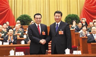 昨日，人大會(huì)議投票表決，決定李克強(qiáng)為國(guó)務(wù)院總理后，習(xí)近平和李克強(qiáng)親切握手。 新華社記者 蘭紅光 攝