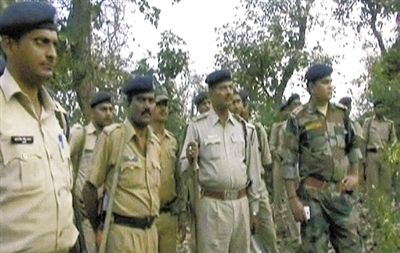 電視畫面顯示，大量警察在案發(fā)地搜查疑犯。