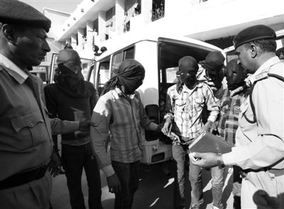 3月18日，印度中央邦，涉嫌輪奸瑞士女游客的男子被押往法庭。據(jù)悉，6名男子均面臨搶劫指控，其中4人面臨強(qiáng)奸指控。