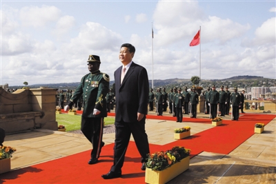 3月26日，南非總統(tǒng)祖馬在比勒陀利亞聯(lián)邦大廈前廣場(chǎng)舉行儀式，歡迎中國(guó)國(guó)家主席習(xí)近平訪問南非。這是習(xí)近平檢閱儀仗隊(duì)。新華社記者 蘭紅光 攝