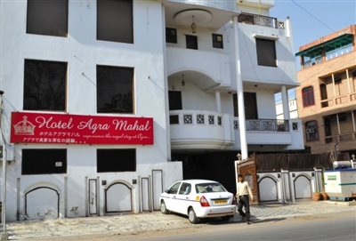 3月19日，印度北部阿格拉，一名英國女游客在旅館住店，有兩人企圖闖入她的房間，因害怕遭到強(qiáng)奸，她從旅