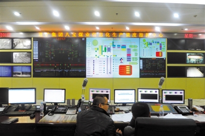 前日，八寶煤業(yè)公司，大家監(jiān)控井內(nèi)狀況。新華社 張楠 攝