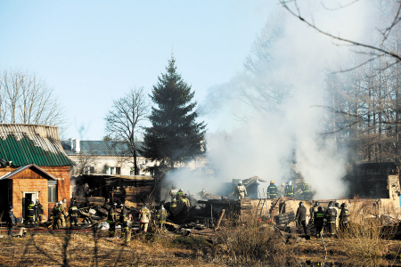 4月26日，俄羅斯救援人員在莫斯科州德米特羅夫區(qū)拉緬斯基村發(fā)生火災(zāi)的精神病院滅火?！　C供圖