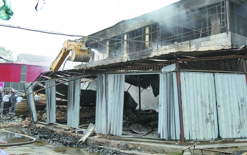 大火燒了近4個(gè)小時(shí)，中牟縣貿(mào)易區(qū)被燒得面目全非。