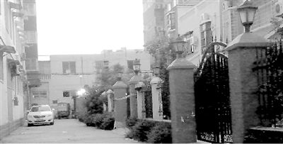 拉警戒線的地方就是高家居住的15號(hào)樓。高天峰居住在榮華小區(qū)一棟復(fù)式二層樓，三戶人家各有獨(dú)院。榮華小區(qū)一名業(yè)主供圖