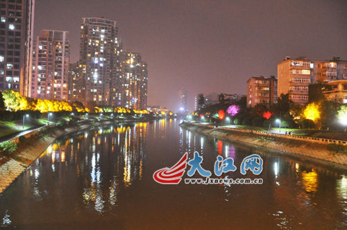 夜幕下的玉帶河，風(fēng)景很好，但是臭氣熏天。