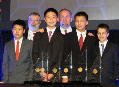 孫嘯秋(右二)與獲得團體組冠軍的隊友任昊淼(前左一)、林浩然(前左二)、Matthew Lipman