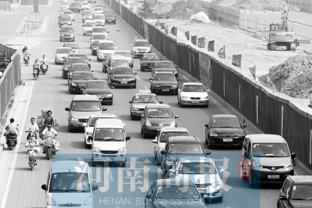 因施工封路，中州大道上的車輛行駛緩慢 王春勝/攝