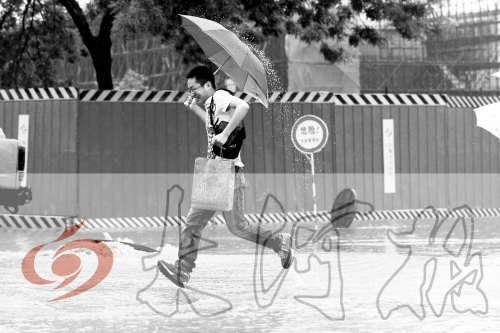 鄭州經(jīng)三路與北環(huán)交叉口處，積水較深，行人們不得不“練輕功”。 記者 白周峰 攝影