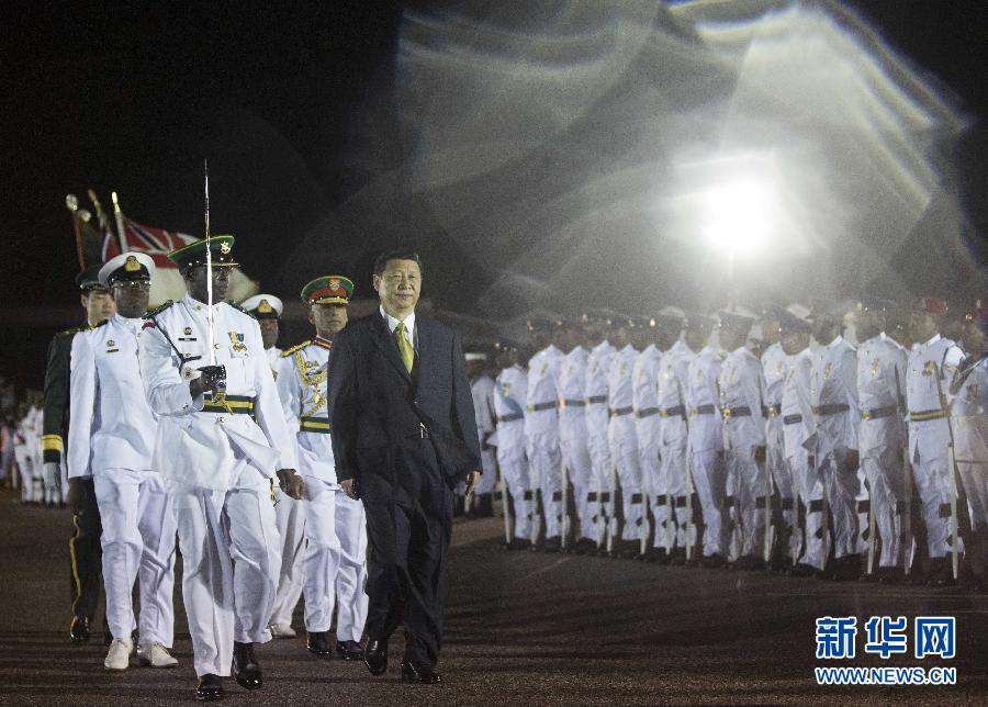 這是習(xí)近平主席檢閱儀仗隊。 蘭紅光 攝