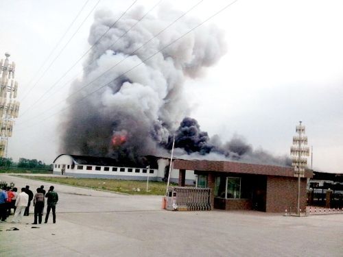 現(xiàn)場濃煙滾滾。