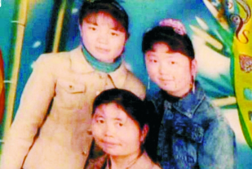 兩個女兒已長大成人,妻子也已歸來,這個分離12年的家庭,離幸福越來越近(翻拍)。