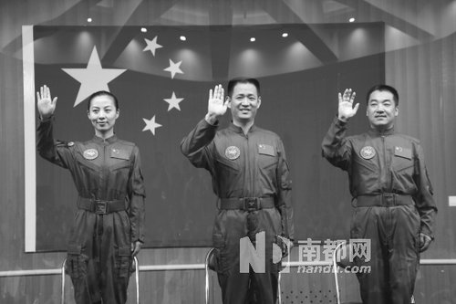 神舟十號航天員王亞平(左)、聶海勝(中)、張曉光(右)。 新華社發(fā)