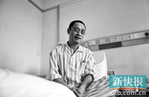 在病床上,趙海濱看起來(lái)比原先照片里消瘦了很多,雖然戴著一副近視眼鏡,卻掩飾不住鏡框后面發(fā)黑的眼圈。新快報(bào)記者孫毅/攝