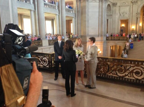 同性伴侶斯蒂爾和克里斯汀在舊金山市政廳舉行婚禮，這是自2008年加州8號提案通過以來，加州的首場同性婚禮。