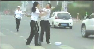 兩名“女交警”馬路中央廝打。圖/東方IC