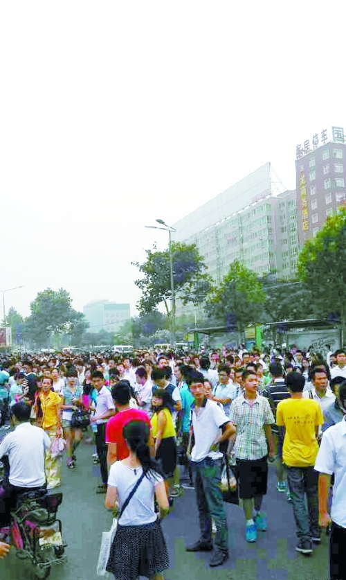 　早高峰等公交，場(chǎng)面蔚為壯觀（網(wǎng)友供圖）。