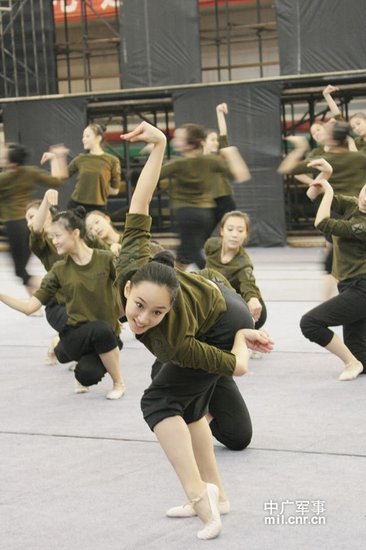 國防大學(xué)教授:文工團被妖魔化 文藝兵有存在必要 國防大學(xué)教授:文工團被妖魔化 文藝兵有存在必要