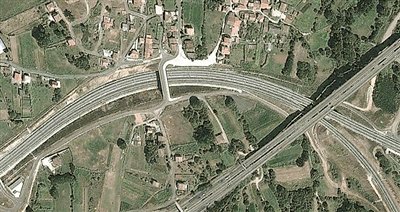 事發(fā)地的急轉(zhuǎn)彎道。以下是監(jiān)控視頻截圖。