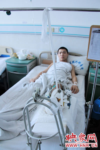 “如果有人肯幫我出4萬元的醫(yī)藥費(fèi)，我愿意為他免費(fèi)工作3年，多苦多累都行?！?月26日，躺在病床里上的