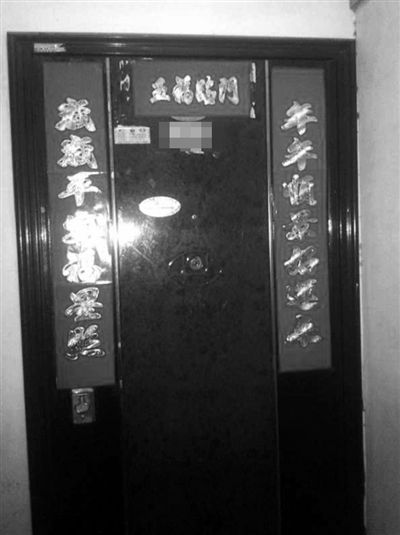 昨天22時許,被摔女童家房門緊閉,多名家屬稱,在協(xié)商處理孩子后事。新京報記者 楊鋒 攝