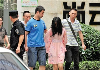 一名女犯罪嫌疑人被警方押出。新華社記者 薛玉斌 攝
