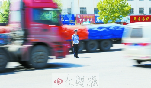 連霍高速受橋梁爆破影響禁止通車，310國道車流量迅速增加，當(dāng)?shù)亟痪块T安排大量警力保障道路暢通。