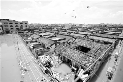 19日，廣東汕頭潮陽(yáng)區(qū)和平鎮(zhèn)出現(xiàn)水浸現(xiàn)象。連日來(lái)，廣東省汕頭市潮陽(yáng)區(qū)、潮南區(qū)普降暴雨。新華社發(fā)