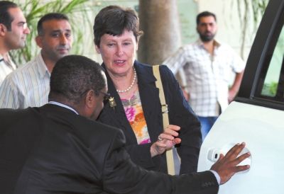 24日，聯(lián)合國(guó)副秘書(shū)長(zhǎng)凱恩（右二）抵大馬士革。新華社發(fā)