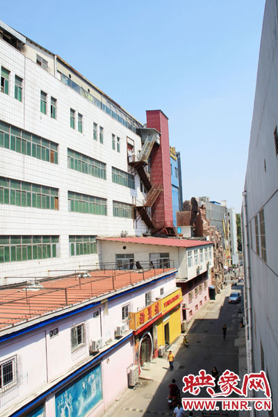 該家具賣場共6層樓，第7層建筑與其他樓層風格迥然不同，有明顯后期加蓋痕跡